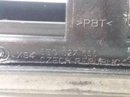 Skoda Fabia Mk3 (NJ) Poignée extérieure de hayon arrière 5E0827586