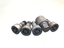 Volkswagen Golf VI Anti-theft wheel nuts and lock 