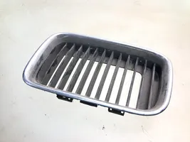 BMW 3 E36 Grille calandre supérieure de pare-chocs avant 8151547