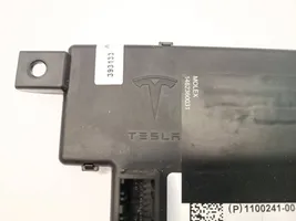 Tesla Model 3 Centrālās atslēgas vadības bloks 110024100D