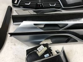 BMW 7 G11 G12 Set di rivestimento del pannello della portiera 8070728