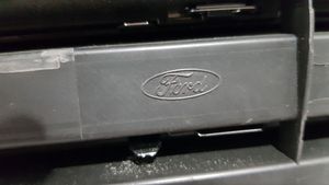 Ford Fiesta Etupuskurin ylempi jäähdytinsäleikkö C1BB17B968