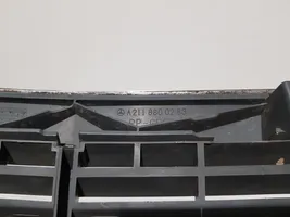 Mercedes-Benz E W211 Grille calandre supérieure de pare-chocs avant A2118800283