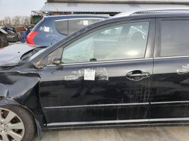 Toyota Avensis T250 Drzwi przednie 209 07R.