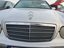 Mercedes-Benz E W210 Couvercle, capot moteur 744 KOMPLETNY GRILL