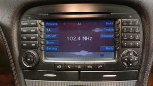 Mercedes-Benz SL R230 Radion/GPS-laitteen pääyksikön kehys A2308204189
