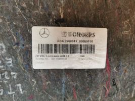 Mercedes-Benz E A207 Tavaratilan/takakontin alempi sivuverhoilu A2076900941