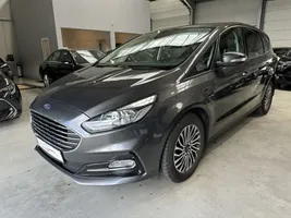 Ford S-MAX Etupuskurin alempi jäähdytinsäleikkö LM2B19953A