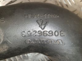 Volvo V70 Interkūlerio žarna (-os)/ vamzdelis (-iai) 30696253