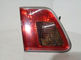 Toyota Avensis T270 Задний фонарь в крышке 8159005100