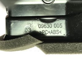Audi A4 S4 B9 8W Kojelaudan sivutuuletussuuttimen kehys 8W2820902C