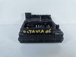 Skoda Octavia Mk2 (1Z) Ramka / Moduł bezpieczników 0509448667E