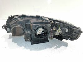 Volvo V70 Lampa przednia 8693657