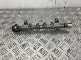 Volkswagen PASSAT CC Fuel distributor 2346938