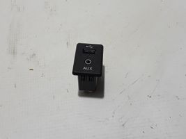 Nissan Qashqai AUX-pistokeliitin 795405004