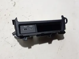 Lexus NX USB-pistokeliitin 86190-78020