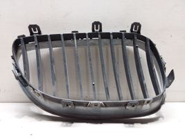 BMW 5 E60 E61 Griglia superiore del radiatore paraurti anteriore 7065701