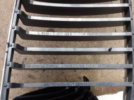 BMW 1 E81 E87 Grille calandre supérieure de pare-chocs avant 7077130