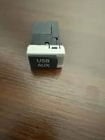 Lexus RX 330 - 350 - 400H Gniazdo / Złącze USB 8619048050