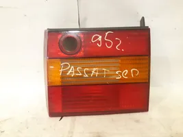 Volkswagen PASSAT B4 Lampy tylnej klapy bagażnika 3A5945108