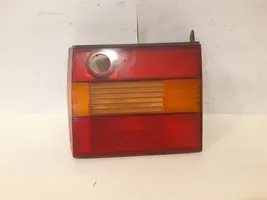 Volkswagen PASSAT B4 Lampy tylnej klapy bagażnika 3A5945108