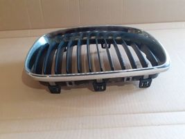 BMW 1 E81 E87 Grille calandre supérieure de pare-chocs avant 51137166440