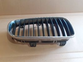 BMW 1 E81 E87 Maskownica / Grill / Atrapa górna chłodnicy 51137179656