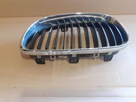 BMW 1 E81 E87 Griglia superiore del radiatore paraurti anteriore 51137166439