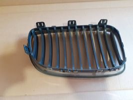 BMW 1 E81 E87 Maskownica / Grill / Atrapa górna chłodnicy 51137166439