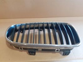 BMW 1 E81 E87 Griglia superiore del radiatore paraurti anteriore 51137166440