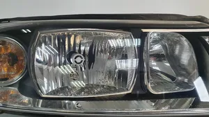 Volvo V70 Lampa przednia 30698836