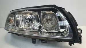 Volvo V70 Lampa przednia 30698836