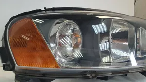 Volvo V70 Lampa przednia 30698836