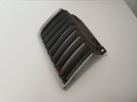 Mitsubishi L200 Grille calandre supérieure de pare-chocs avant MN142327