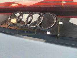 Audi Q8 Galinis žibintas dangtyje 4M8945095S