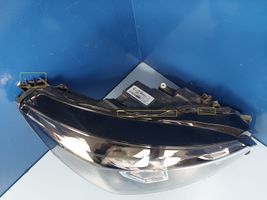 Peugeot 208 Lampa przednia 9833036180