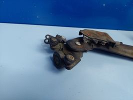 Chrysler Voyager Guida/cerniera inferiore del rullo del portellone scorrevole 183D03A