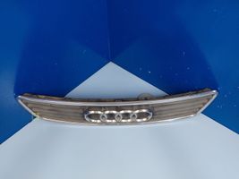 Audi A6 S6 C5 4B Grotelės viršutinės 4B0853651A