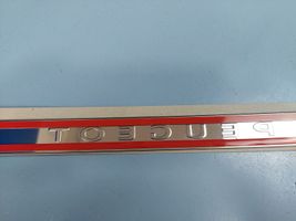 Peugeot 208 Emblemat / Logo / Litery drzwi tylnych 9835351780