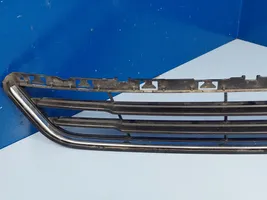 Ford Mondeo MK V Etupuskurin alempi jäähdytinsäleikkö DS7317B968KW
