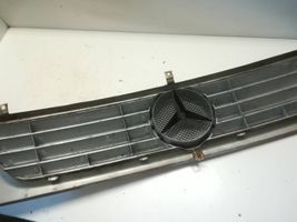 Mercedes-Benz Vito Viano W638 Etupuskurin ylempi jäähdytinsäleikkö A6388880515