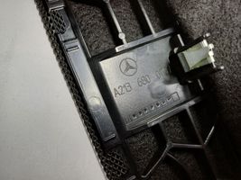 Mercedes-Benz E W213 Kojelaudan keskiosan kaiuttimen suoja A2136800707