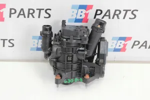 BMW 5 G30 G31 Alloggiamento termostato 8642560