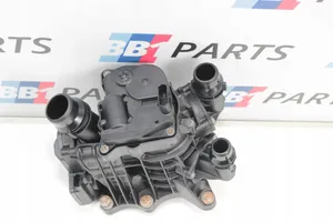 BMW 5 G30 G31 Alloggiamento termostato 8642560