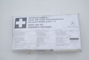 Mercedes-Benz E W210 Kit di pronto soccorso 