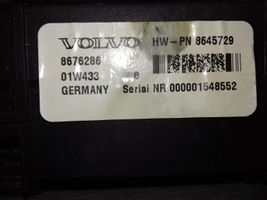 Volvo V70 Boîte à fusibles 8676286
