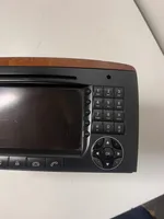 Mercedes-Benz R W251 Panel / Radioodtwarzacz CD/DVD/GPS a2518200979