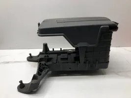 Volkswagen PASSAT B6 Support boîte de batterie 1K0915333C