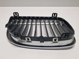 BMW 1 E81 E87 Grille calandre supérieure de pare-chocs avant 7077129