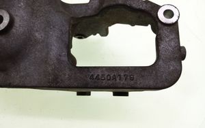 Mitsubishi Outlander Staffa di montaggio della cremagliera dello sterzo 4450A179